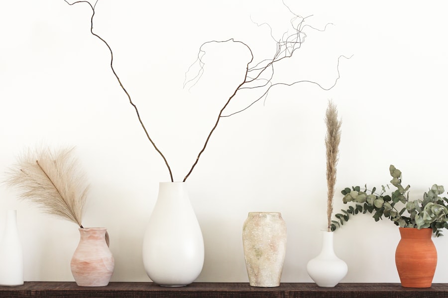 Gestylede plank met vazen en decoratie