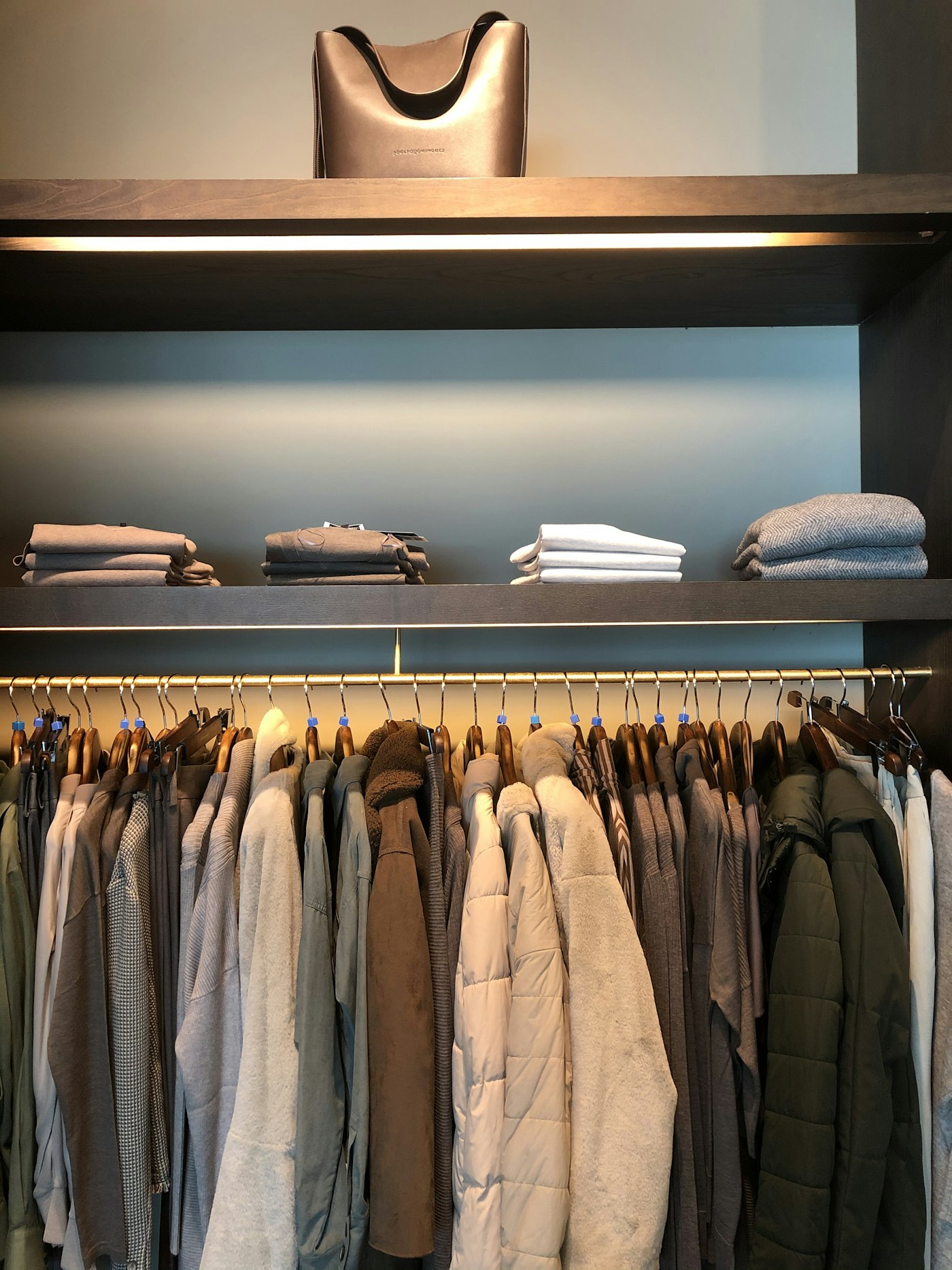 Netjes gevouwen en geordende kleding op planken